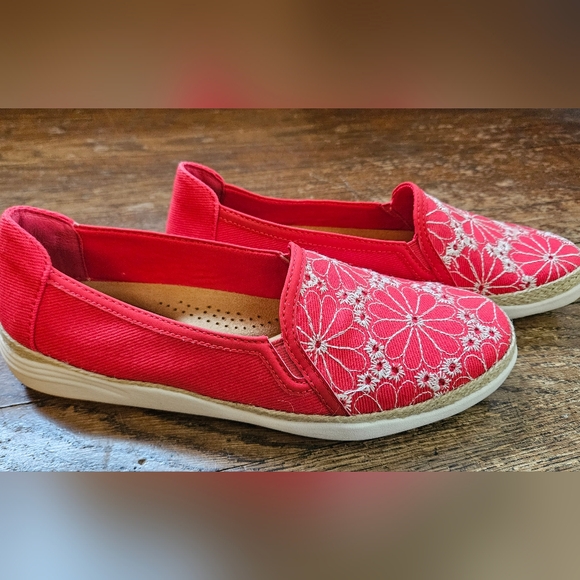 Clarks Women's Elaina Harbor Cherry Red With White Floral Embroidery - Picture 2 of 9